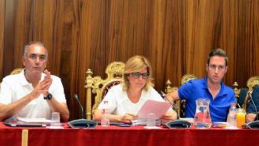 L´equip de govern durant el ple municipal d´ahir al vespre