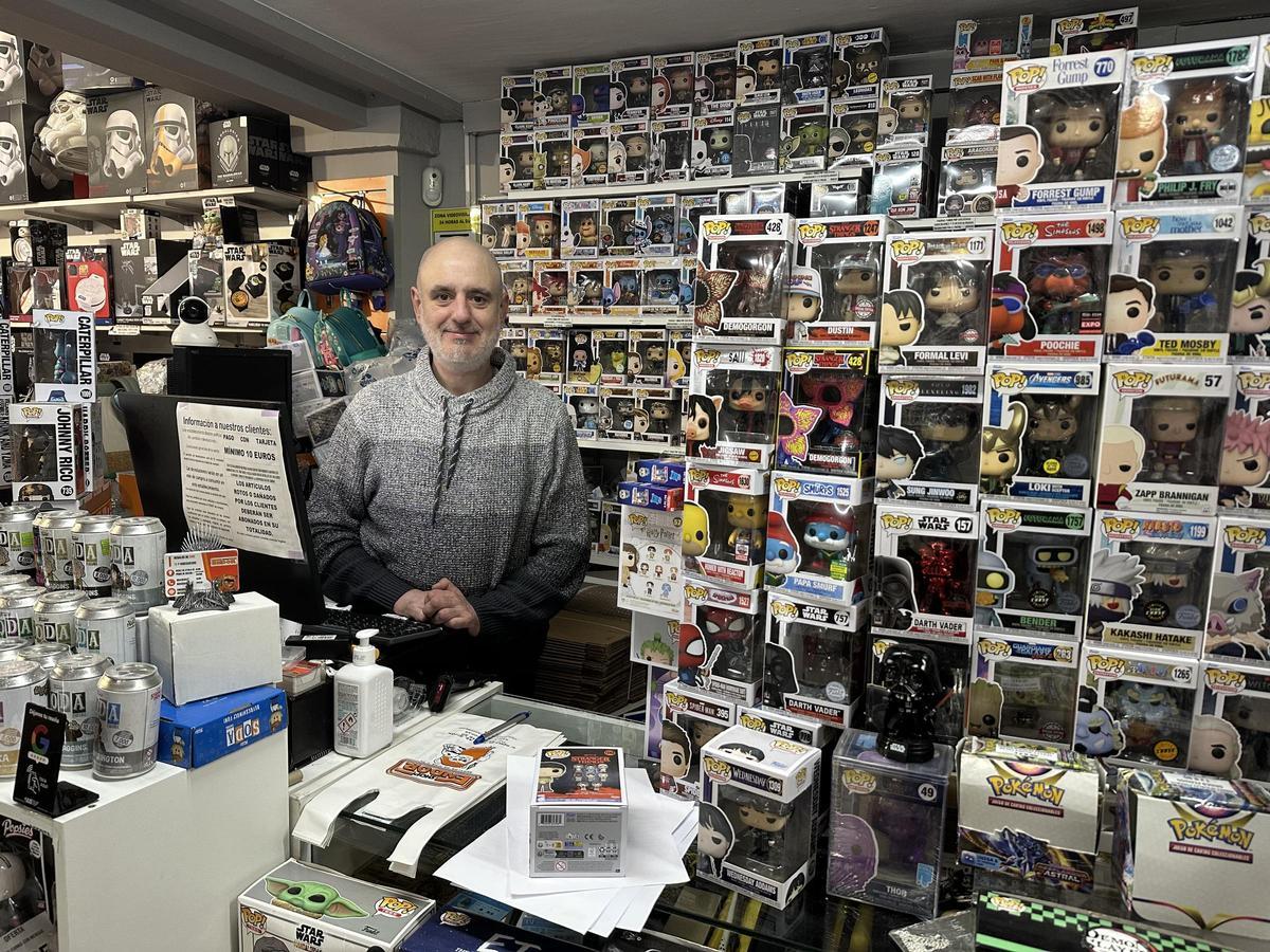 El Llano puede presumir de tener su pequeño universo friki: “Es un negocio muy especializado y la gente viene a buscarnos” El Llano puede presumir de tener su pequeño universo friki: “Es un negocio muy especializado y la gente viene a buscarnos”