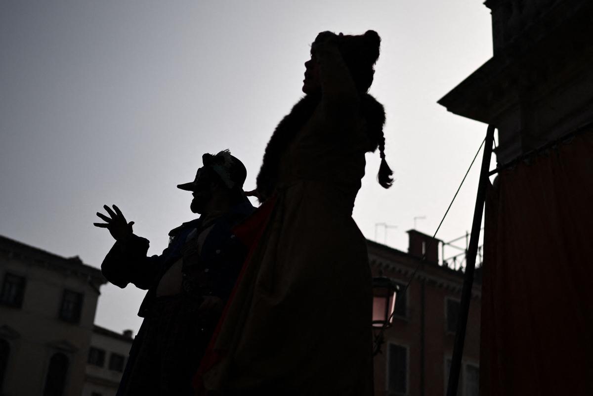 Trajes tradicionales desfilan durante el carnaval de Venecia