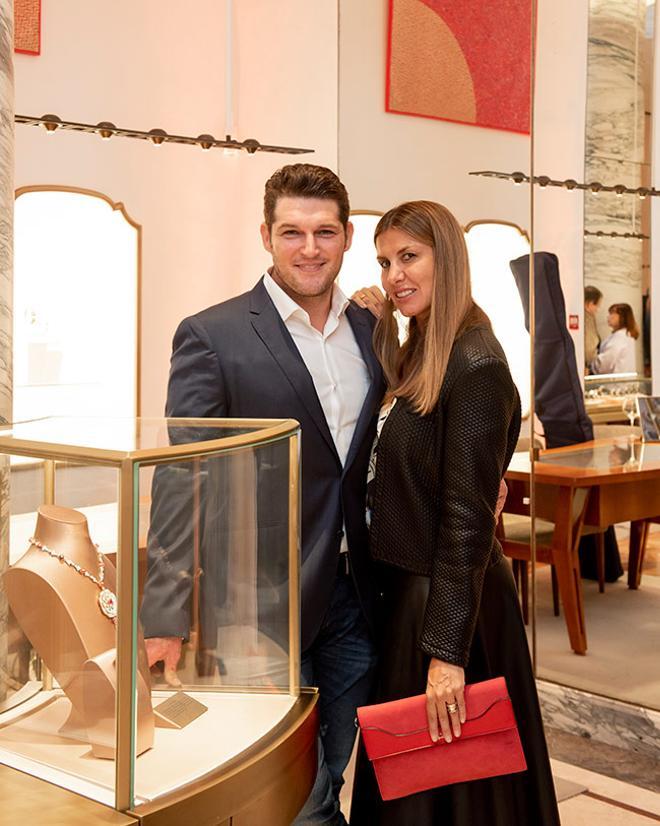 Manu Tenorio y Silvia Casas, en la exposicón de Annco Miura en la tienda de Bvlgari de Madrid