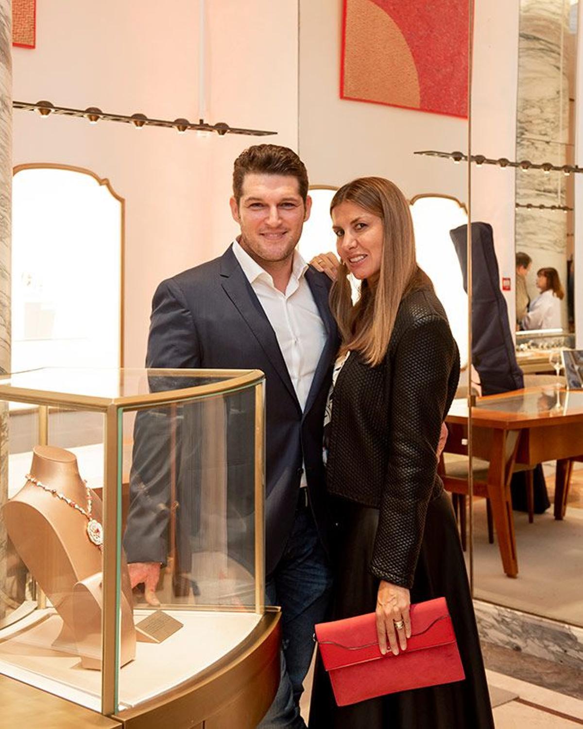 Manu Tenorio y Silvia Casas, en la exposicón de Annco Miura en la tienda de Bvlgari de Madrid