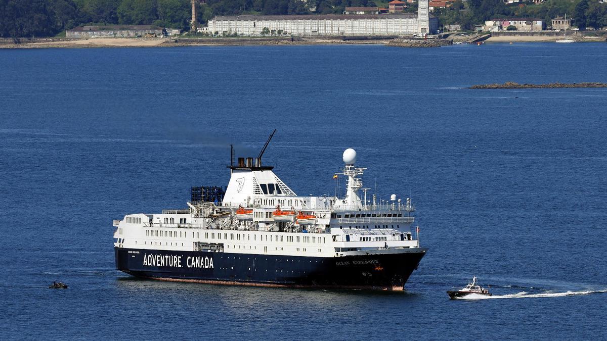 El crucero «Ocean Endeavour» en medio de la Ría de Vigo.