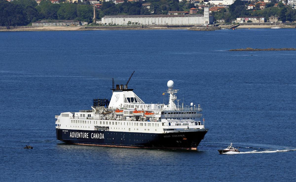 El crucero "Ocean Endeavour" en medio de la Ría de Vigo