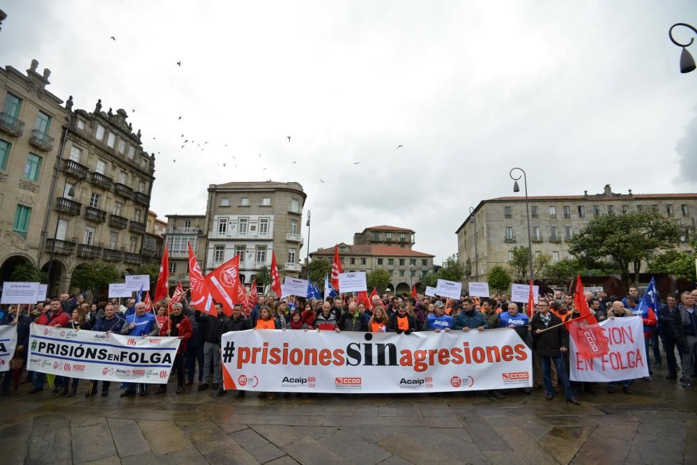 Los funcionarios de prisiones en huelga llevan sus protestas a las calles de Pontevedra