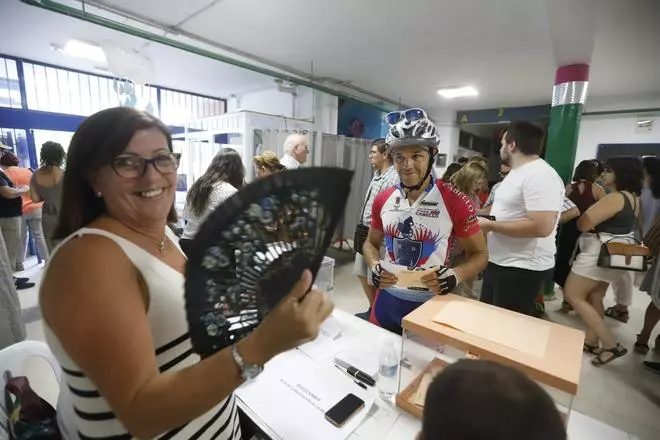 A votar con abanico y el botellín de agua: la jornada del 23J en Córdoba, en imágenes