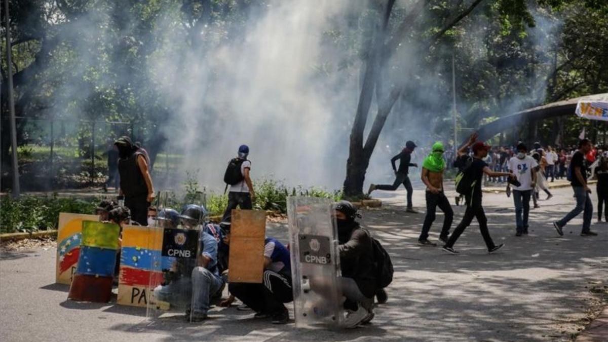 venezuela-estudiantes-policias