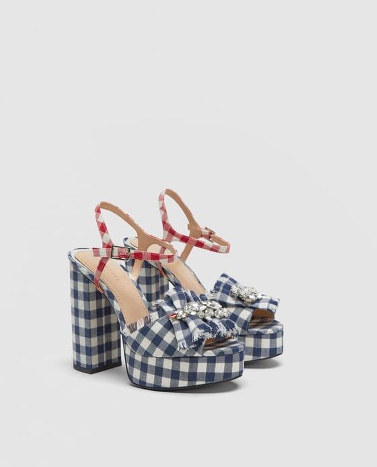 Sandalias de tacón cuadrado y estampado vichy de Zara. (Precio: 59, 95 euros)