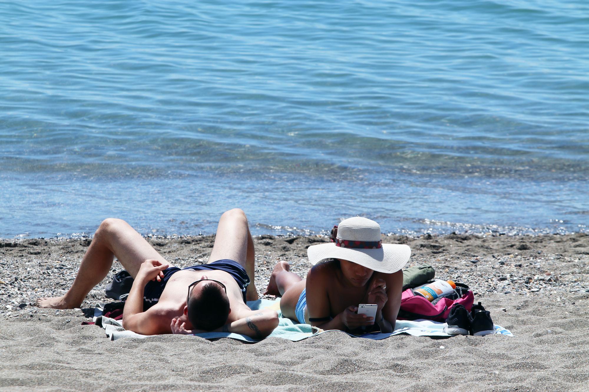 El buen tiempo y el calor llenan las playas de Málaga