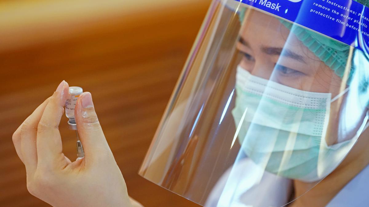 Una trabajadora sanitaria prepara una dosis de la vacuna de Sinovac en China