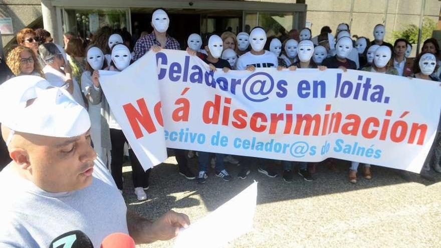 La concentración llevada a cabo ayer ante las puertas del Hospital do Salnés. // Noé Parga