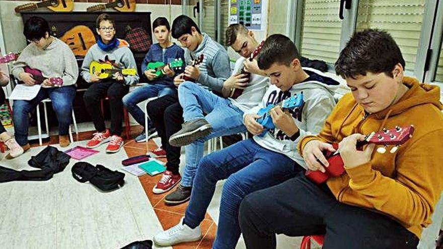 Un grupo de alumnos de La Vega tocando el ukelele.