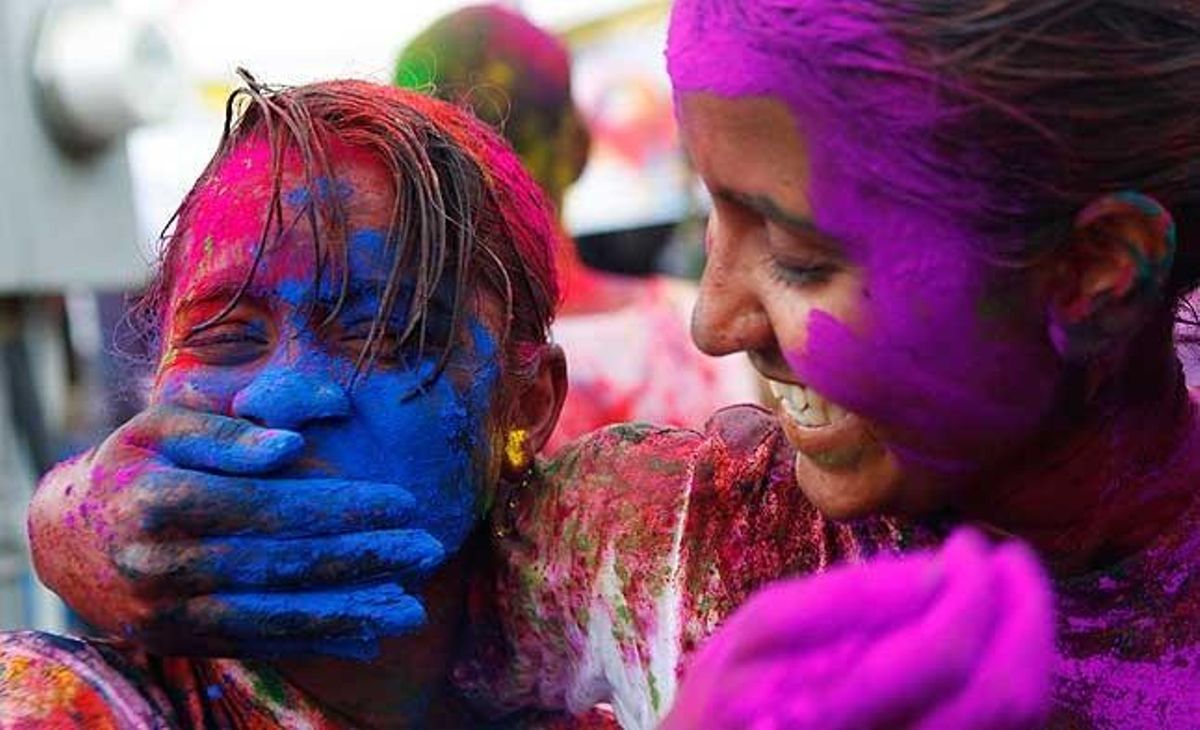 Una dona pinta la cara d’una nena amb pols de colors durant les celebració del festival del Holi (o Phagwa), que commemora el començament de la primavera, i es celebra al nord de l’Índia, especialment a l’estat de Bengala.