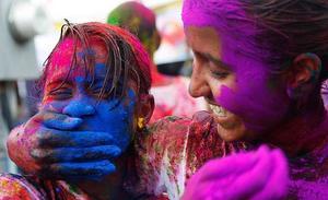 Una dona pinta la cara d’una nena amb pols de colors durant les celebració del festival del Holi (o Phagwa), que commemora el començament de la primavera, i es celebra al nord de l’Índia, especialment a l’estat de Bengala.