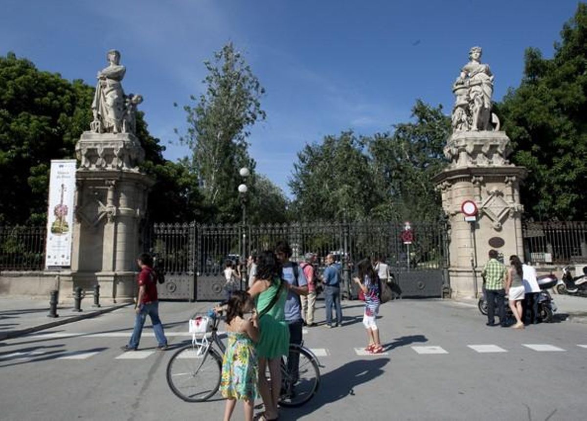Vista del parc de la Ciutadella, on s’ubica el Parlament de Catalunya, amb les portes tancades arran de la decisió del Departament d’Interior i l’Ajuntament de Barcelona d’impedir l’accés al recinte davant l’anunci d’acampada dels indignats.