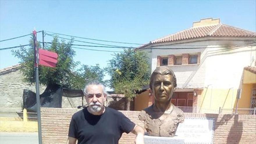 El busto de María Moliner, obra de Lasanta, ya luce en su glorieta