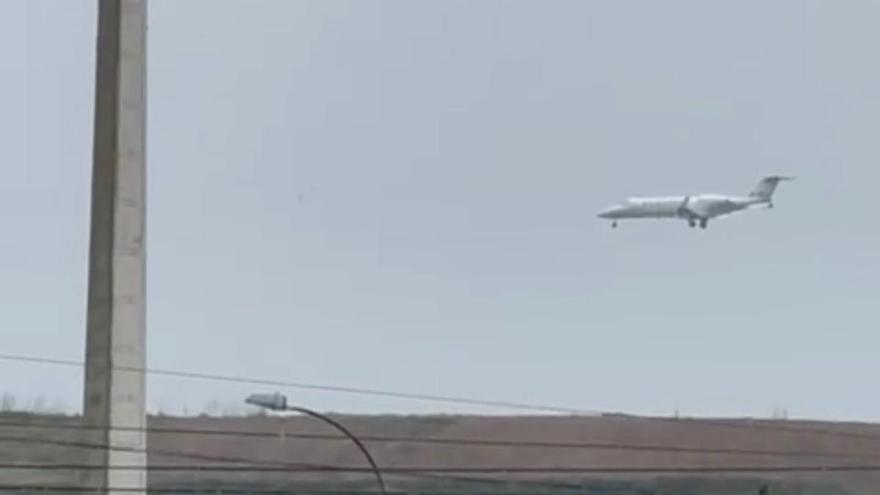 Un avión privado aterriza de emergencia en Alvedro