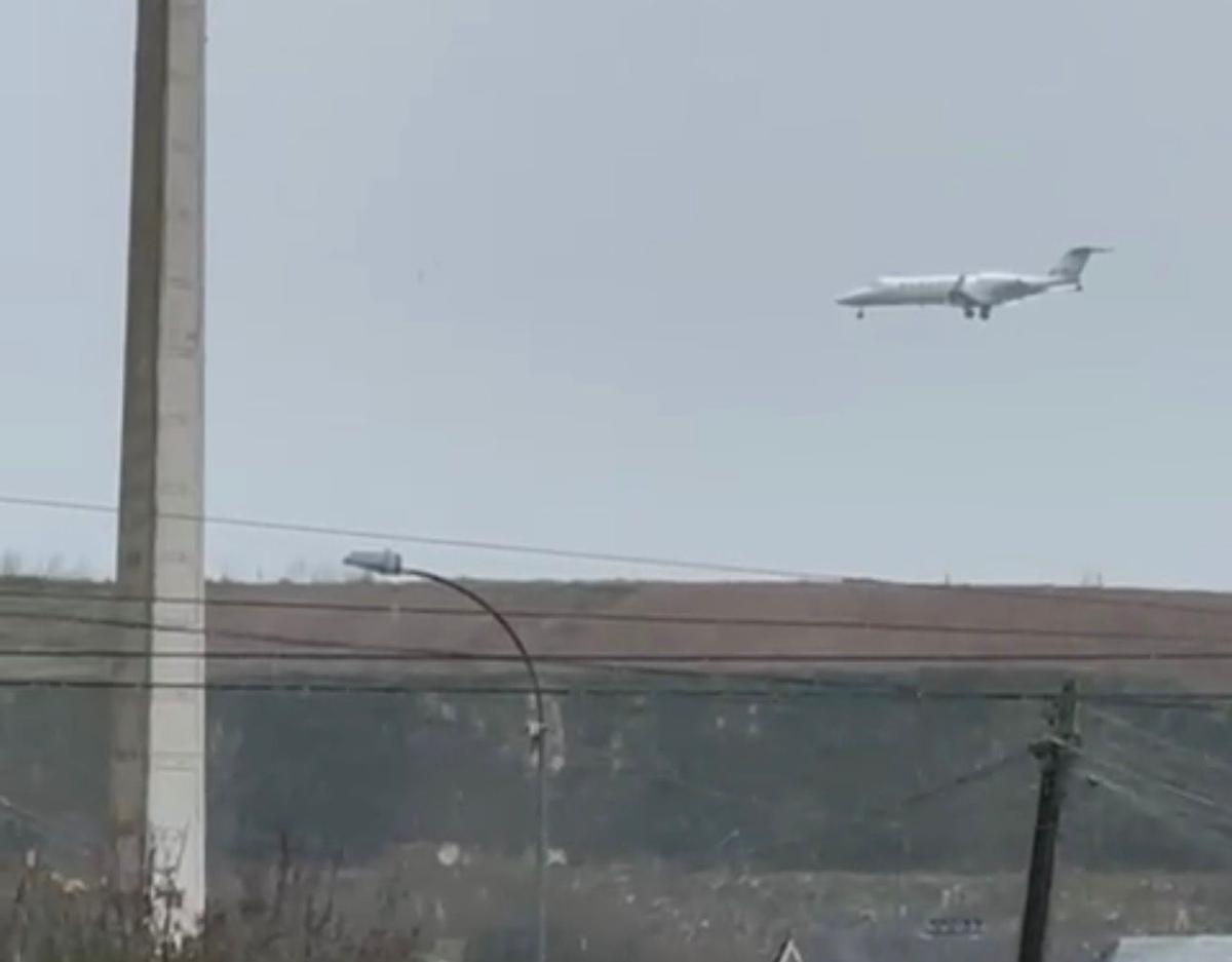 El avión realizando un aterrizaje de emergencia en Alvedro