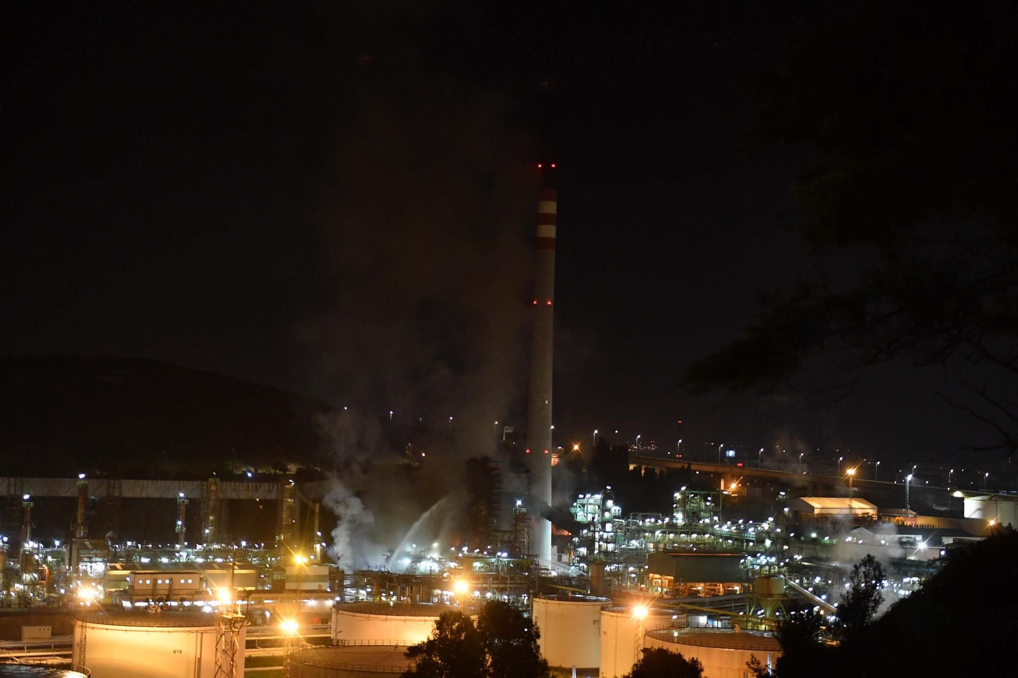 Fuego en la refinería de A Coruña