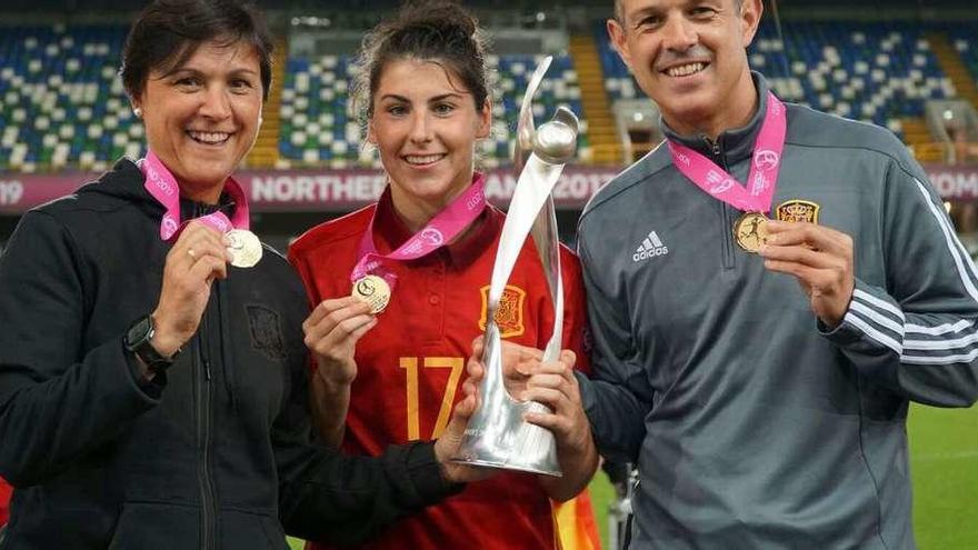 Toña Is, Lucía García y Juanjo González, con sus medallas en el estadio Winston Park de Belfast.