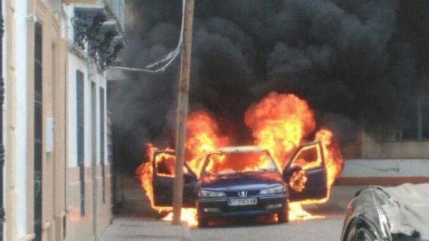 Un coche arde en marcha en la avenida de Rabanales