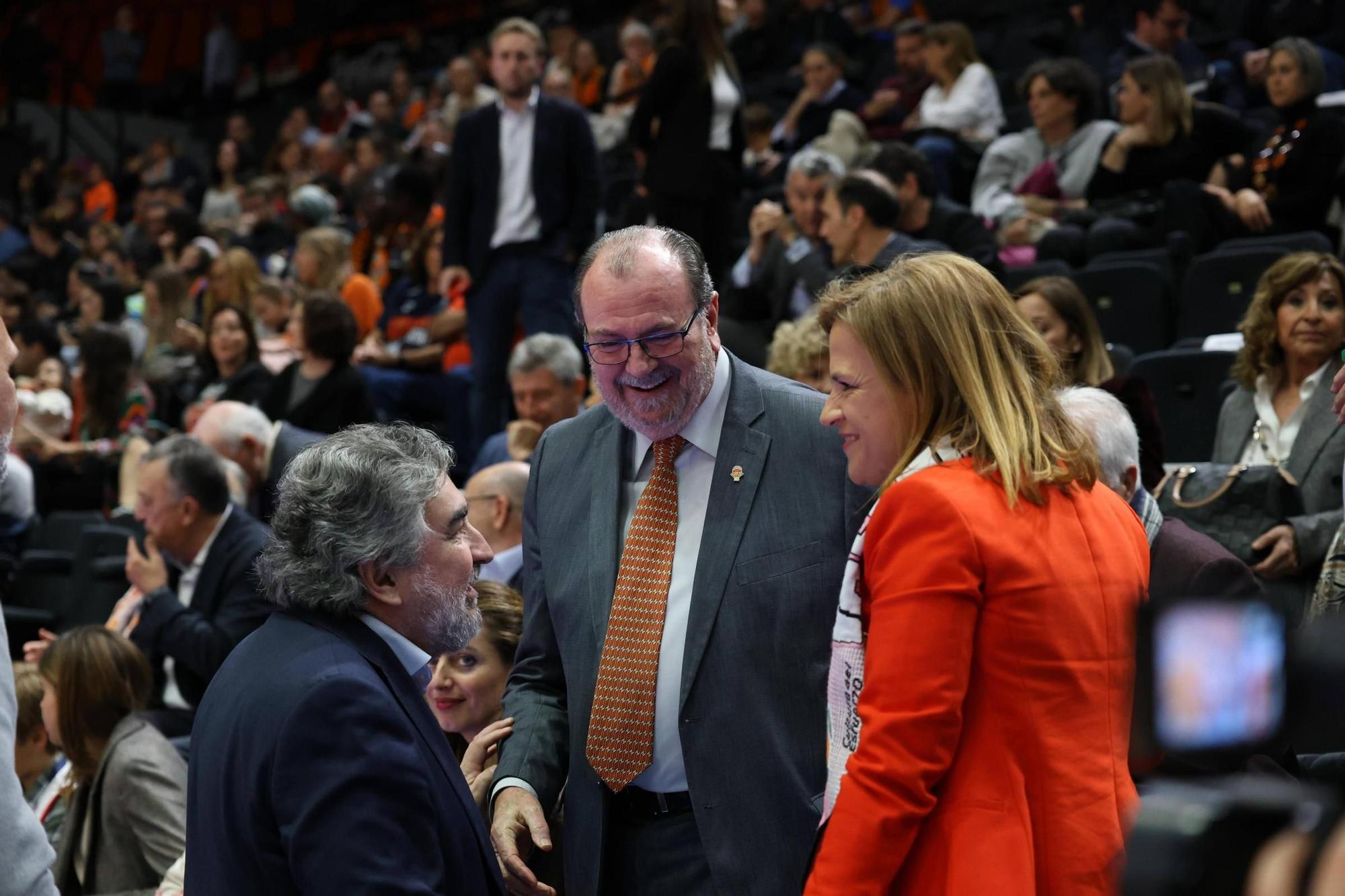 El Valencia Basket celebra a lo grande la Copa de la Reina con su afición