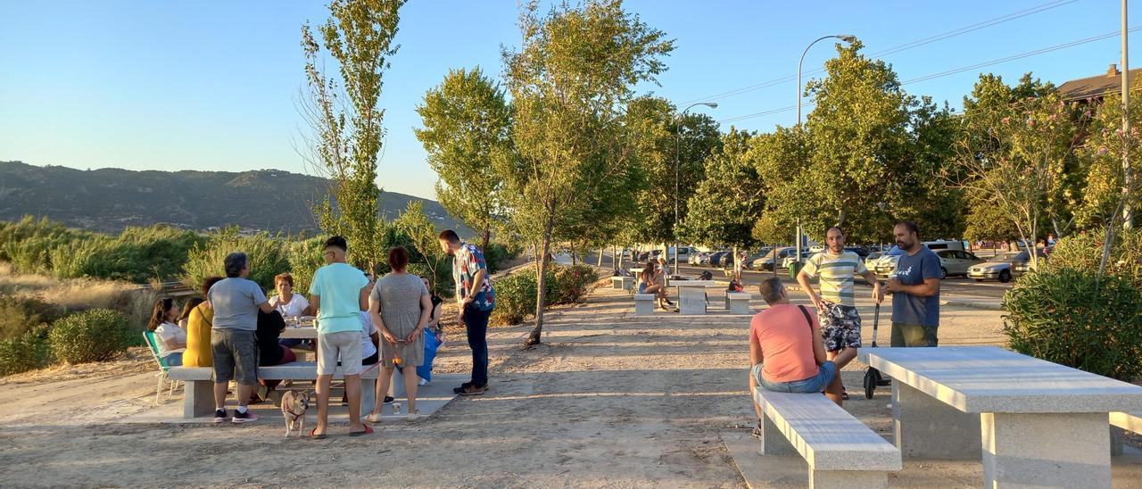 Vecinos en el barrio de Palmeras en Córdoba.