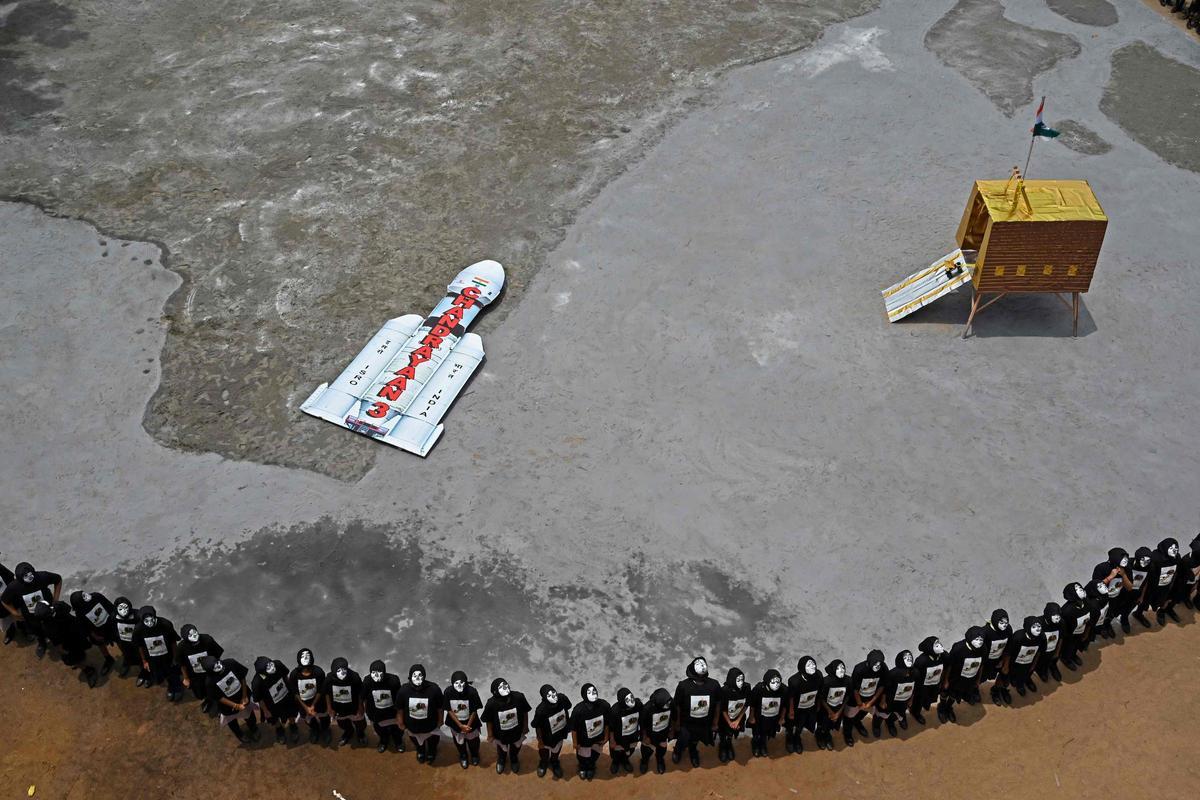 India se convierte en el primer país en aterrizar en el polo sur de la Luna.Estudiantes hindúes  con la cara pintada se reúnen para celebrar la misión de la Organización India de Investigación Espacial (ISRO)  del aterrizaje en la luna del Chandrayaan-3