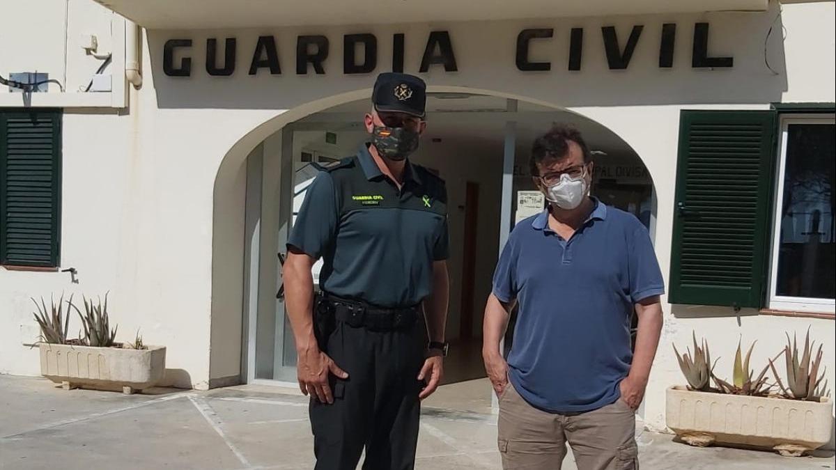 El escritor Javier Cercas interroga a la Guardia Civil del Port de Pollença