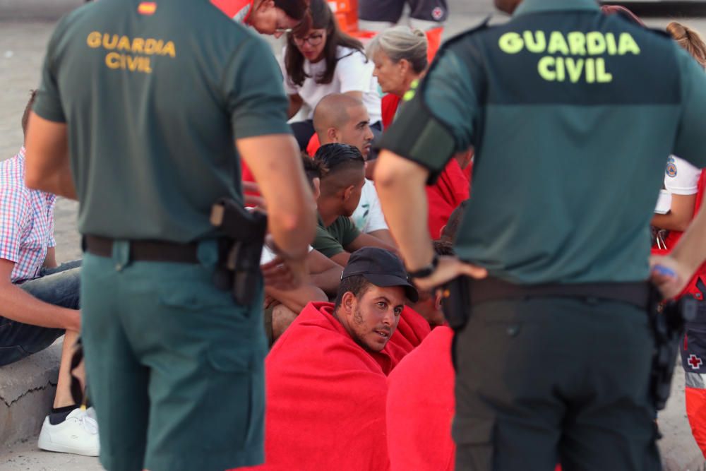 Los tripulantes de la segunda patera, todos en buen estado de salud, llegaban a puerto a las 20.30 horas