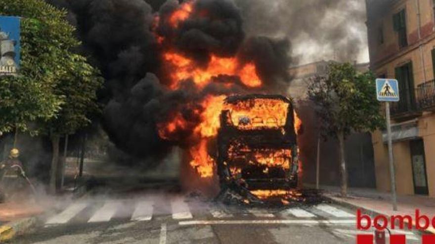 El vehicle en flames.