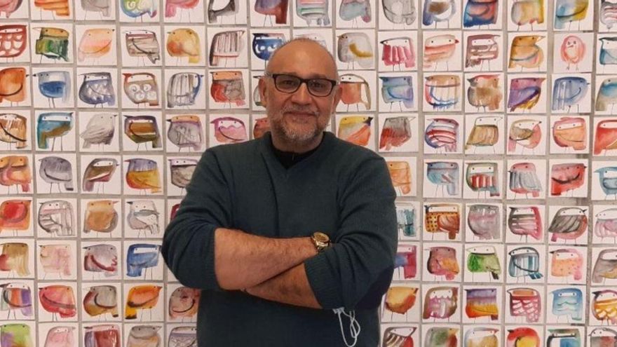 El artista Rafael Romero junto a su obra con la que propone un espacio de creación cooperativa abierto a la ciudadanía. | COMARCA HOYA DE HUESCA