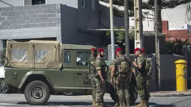 Detenidos doce migrantes tras apedrear y herir a cuatro militares en Ceuta