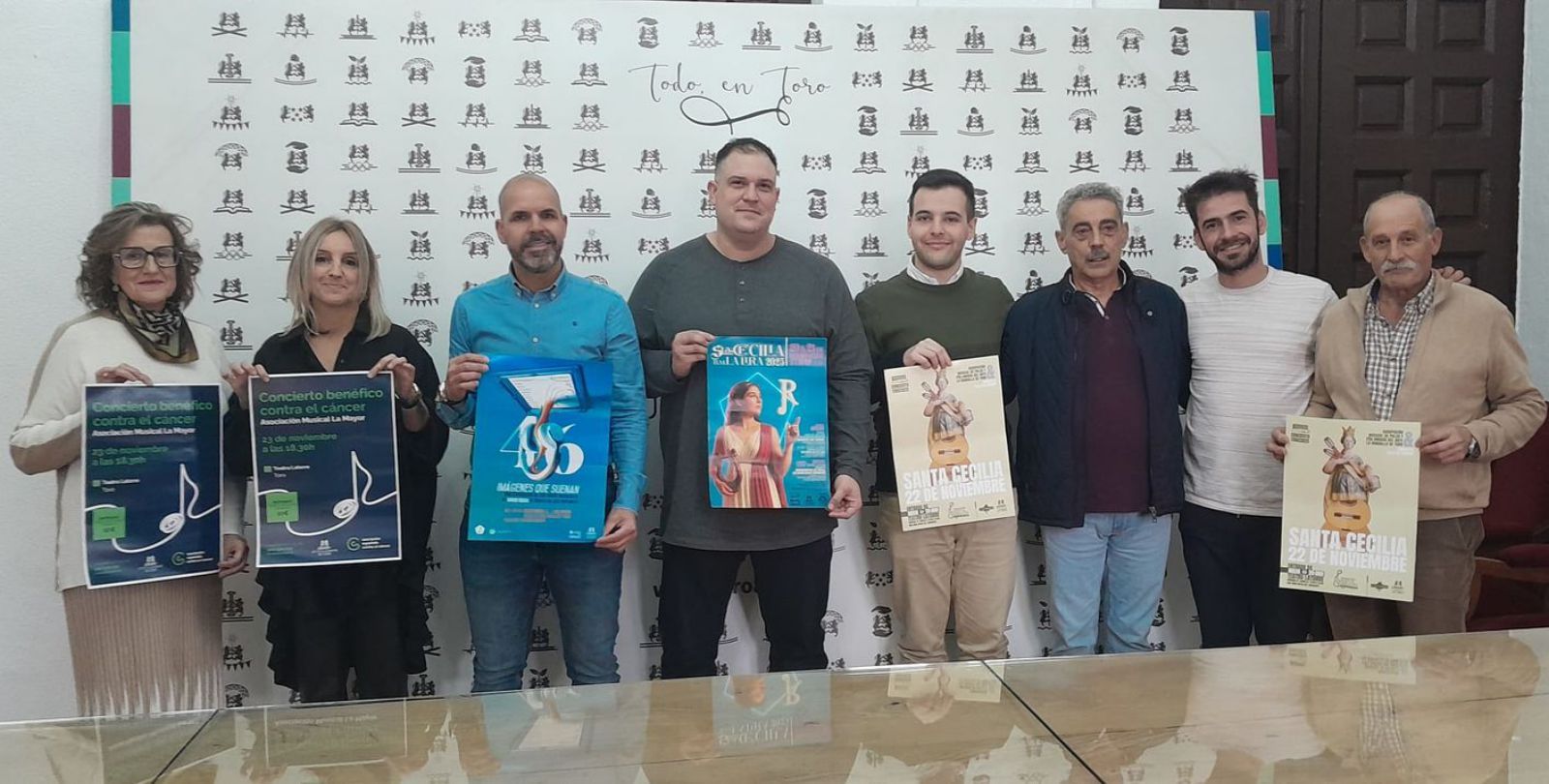 Representantes de las agrupaciones y la AECC presentan el programa de actos junto al concejal Javier López. | C. T.