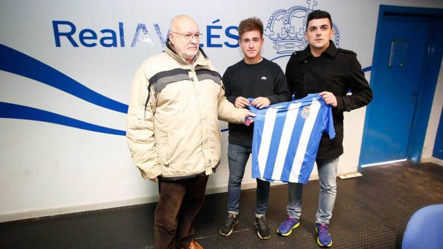 Jorge Cayarga, en el centro, con Juanjo Prendes (director deportivo) y el directivo Dani Codina.