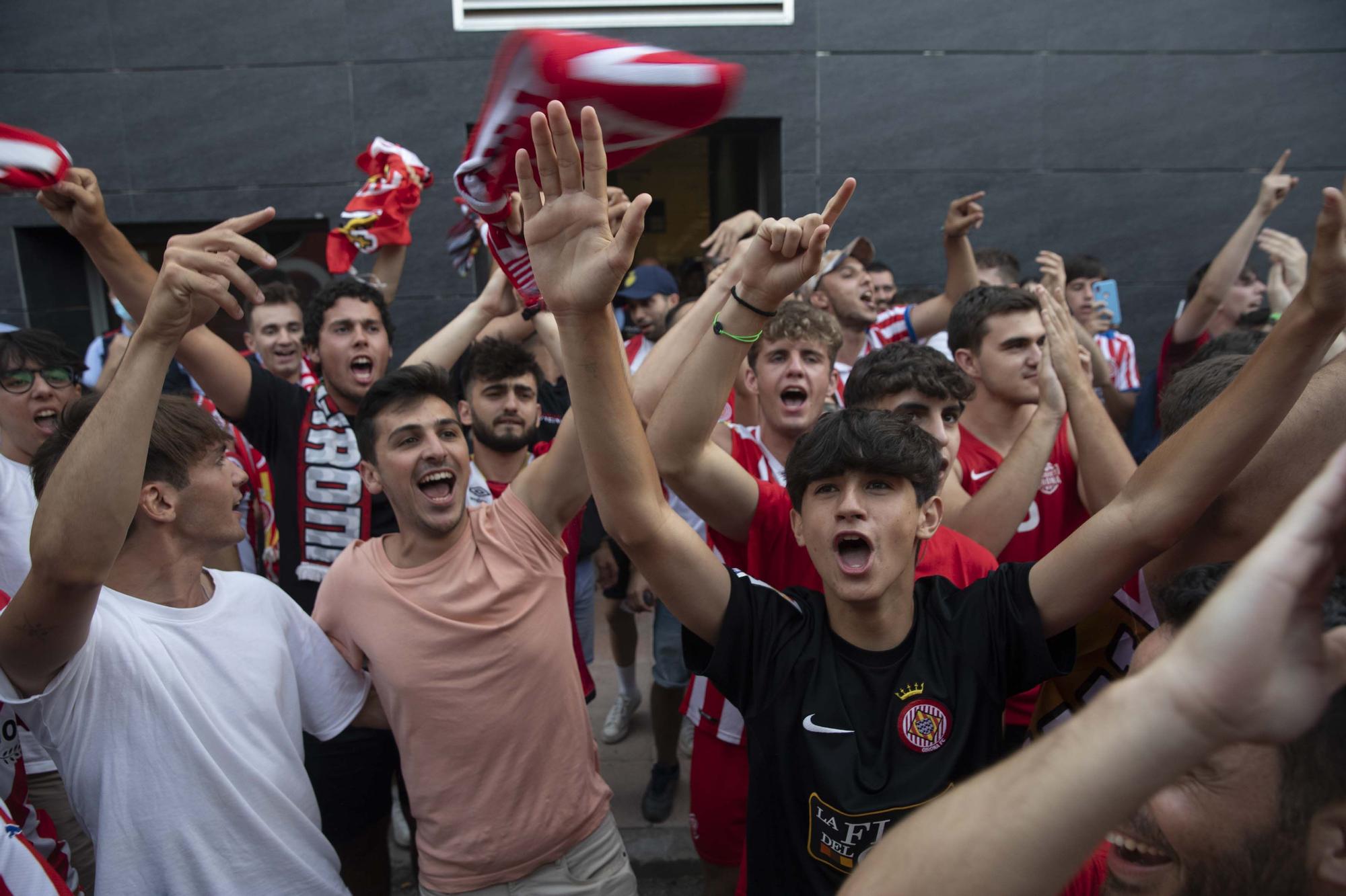 Els aficionats reben al Girona a l'aeroport