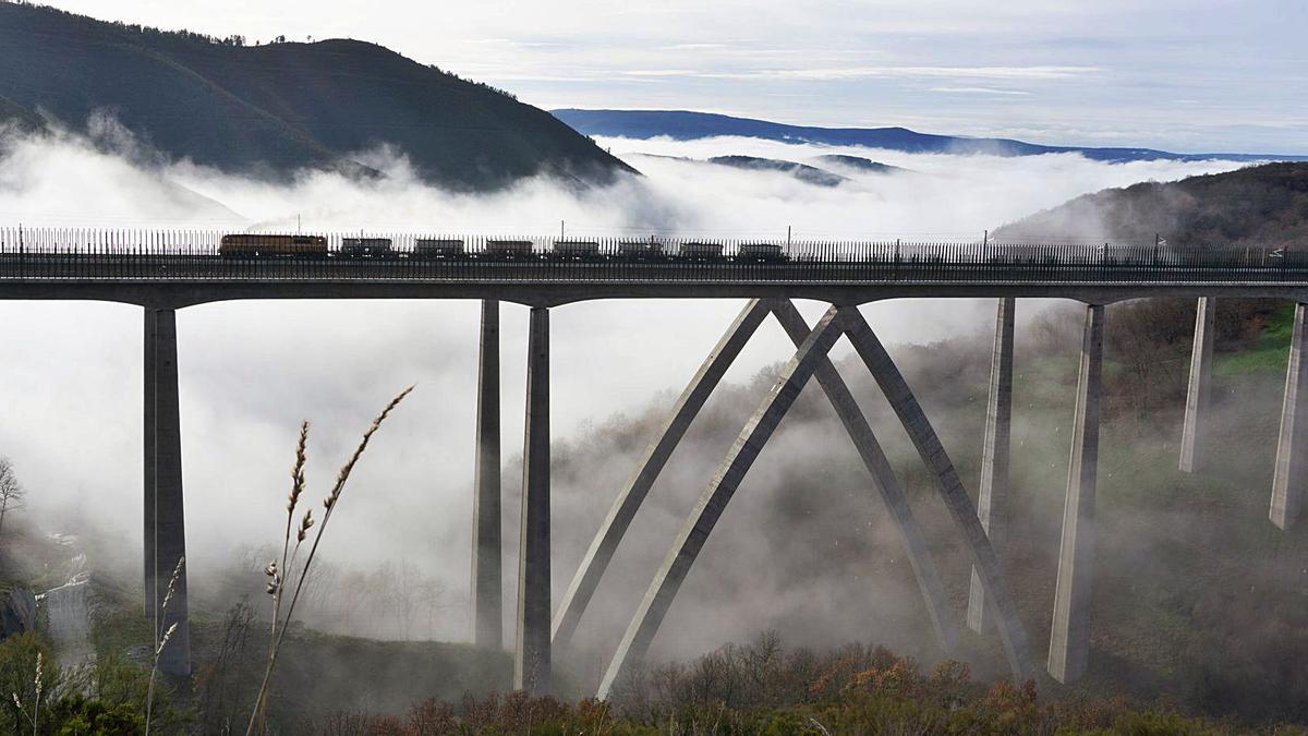 Prueba de carga del viaducto de Teixeiras en Laza (Ourense), estructura de 508 metros de longitud y 100 de altura máxima. |   // FDV