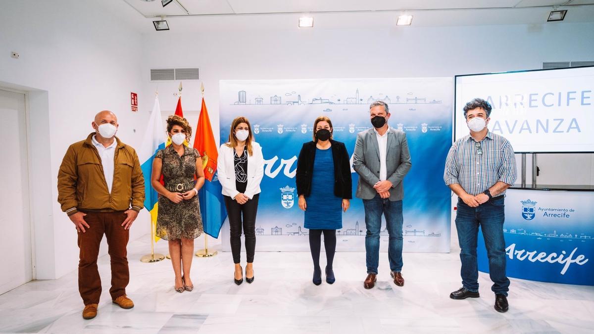 La alcaldesa de Arrecife, Astrid Pérez, y los portavoces del Grupo de Gobierno