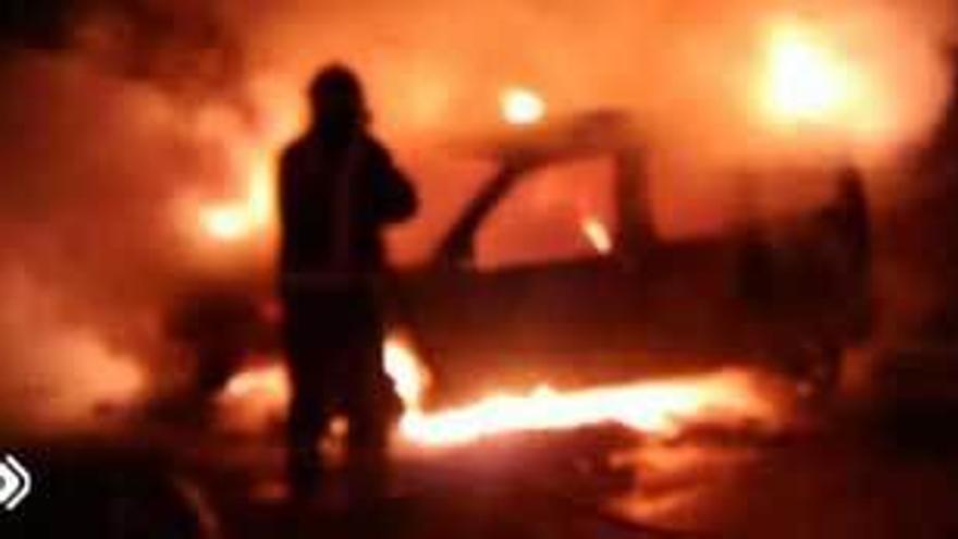 Arde un coche en Lledías (Llanes) y las llamas afectan a una cuadra situada en las inmediaciones