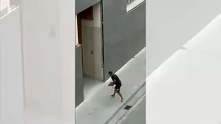Detenido por liarse a 'alcantarillazos' contra la comisaría de Delicias en Zaragoza
