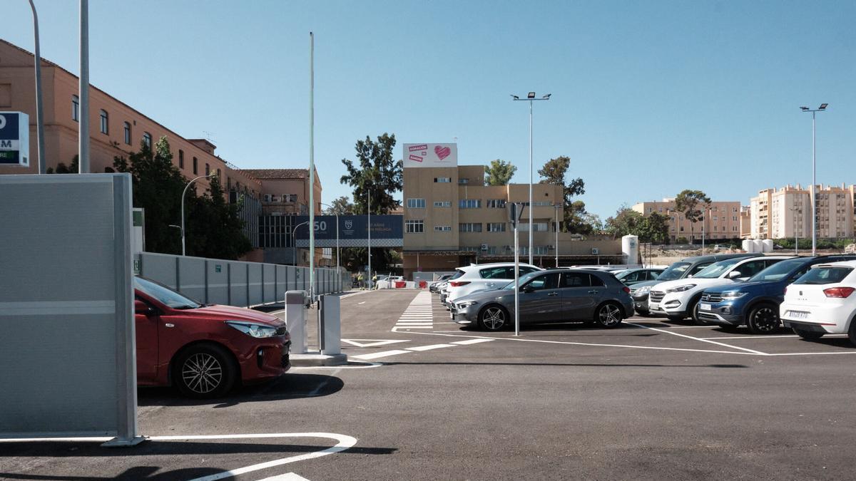 Apertura del nuevo aparcamiento provisional del Hospital Civil marcada por la polémica por su alto precio