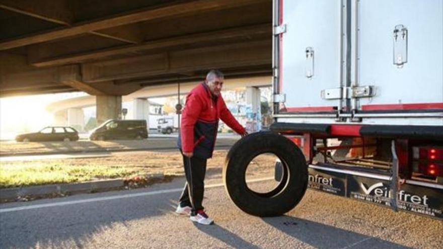 El juez inhabilita al mosso acusado del pinchazo masivo de ruedas de camiones en la AP-7