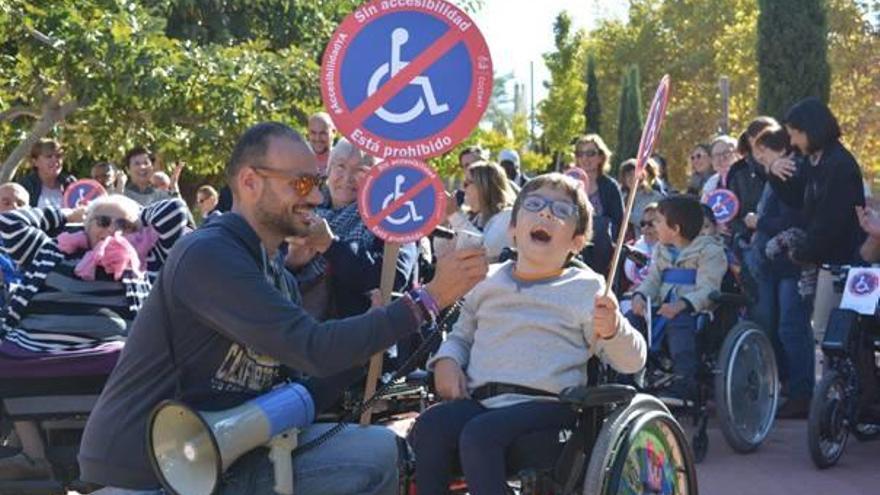 Concentración en el parque de Marxalenes para exigir una zona adaptada.