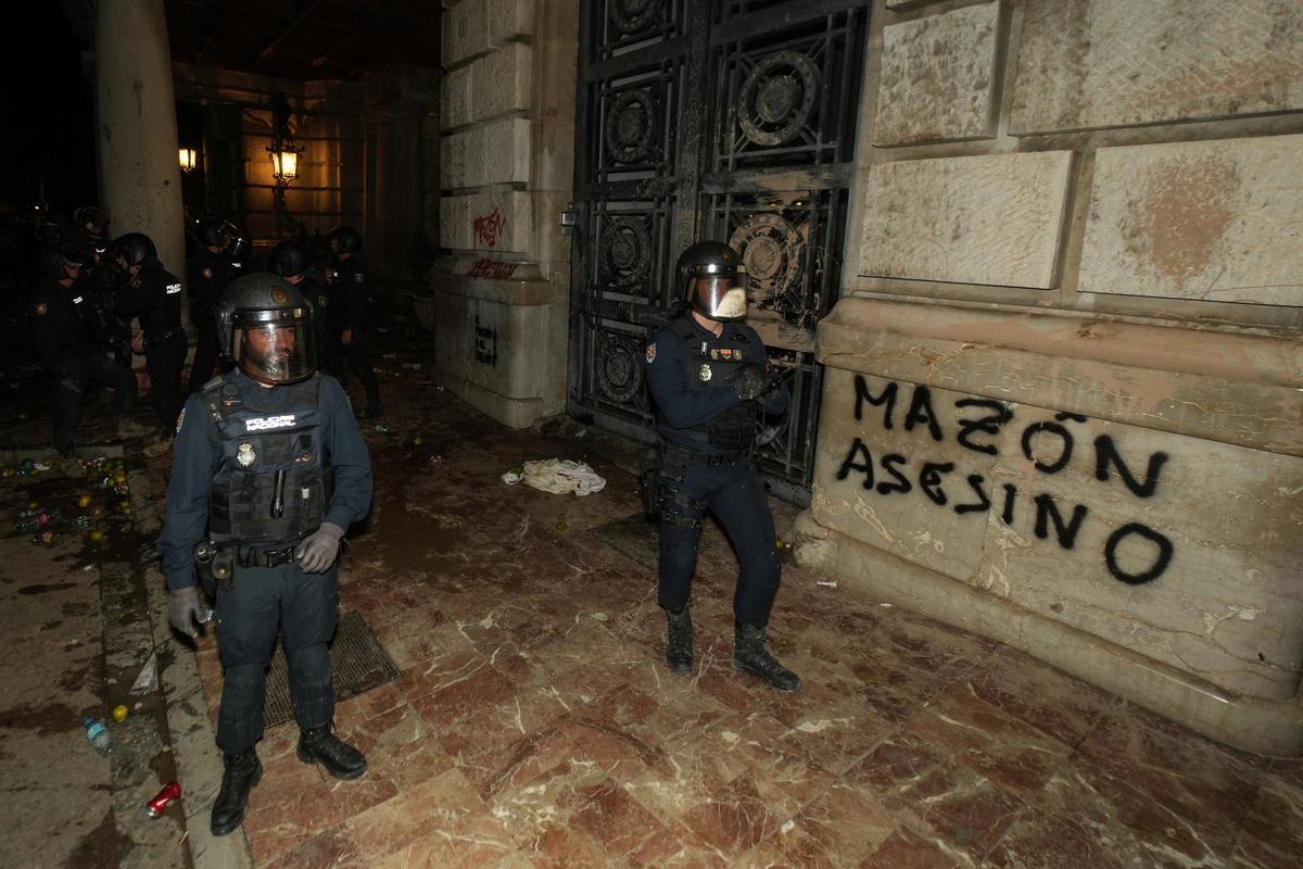 Agentes de Policía Nacional en la plaza del Ayuntamiento durante la manifestación contra la gestión de la DANA.