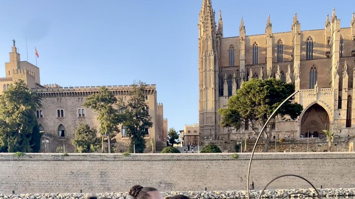 La jugadoras del Azul Marino posando delante de la Catedral de Palma.