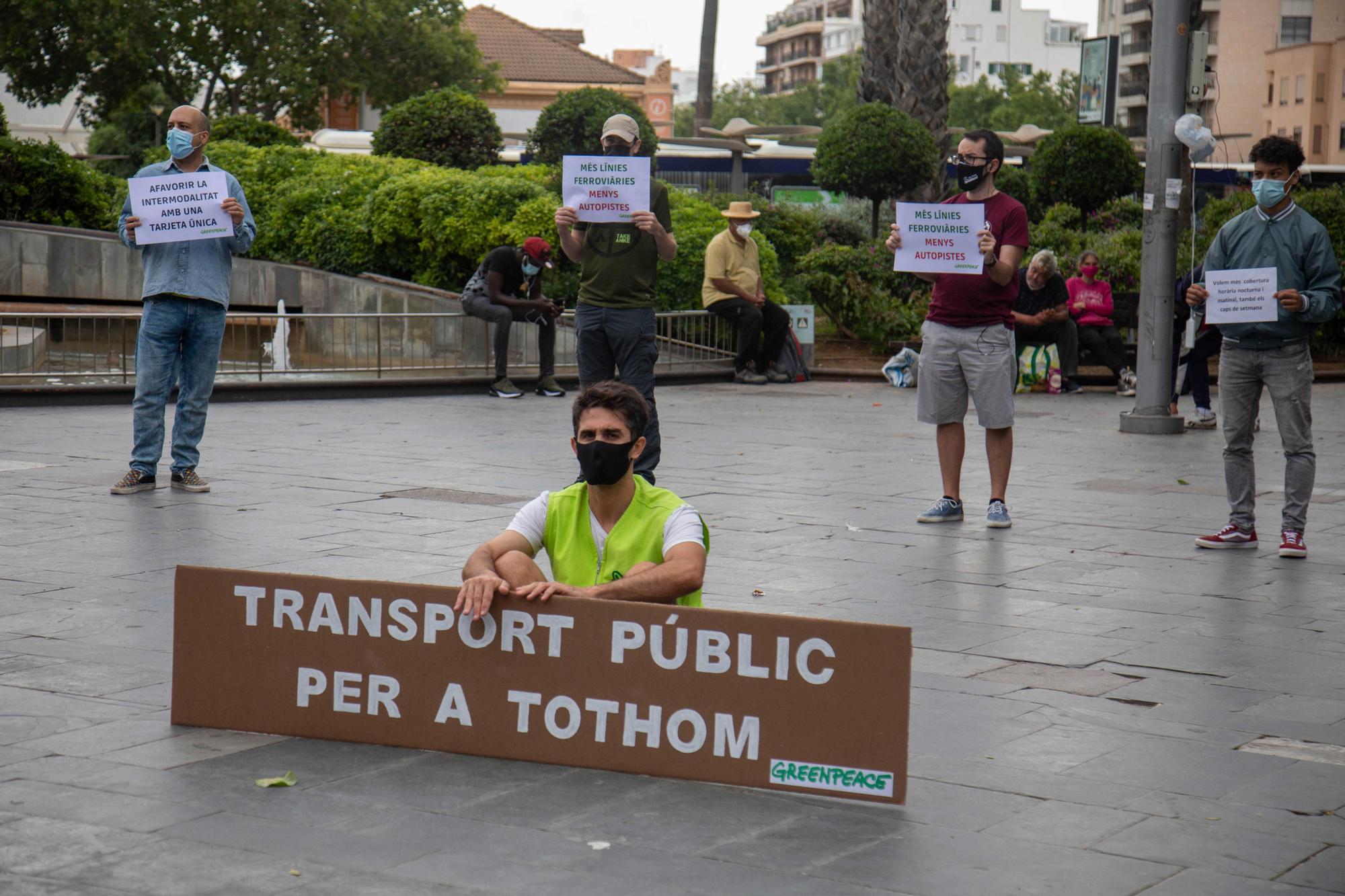 Concentración en Palma para exigir más transporte público