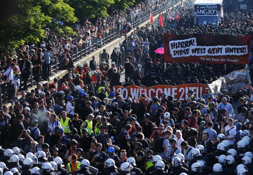 Grupos de manifestantes violentos han protagonizado graves incidentes en Hamburgo con motivo de la cumbre del G-20.