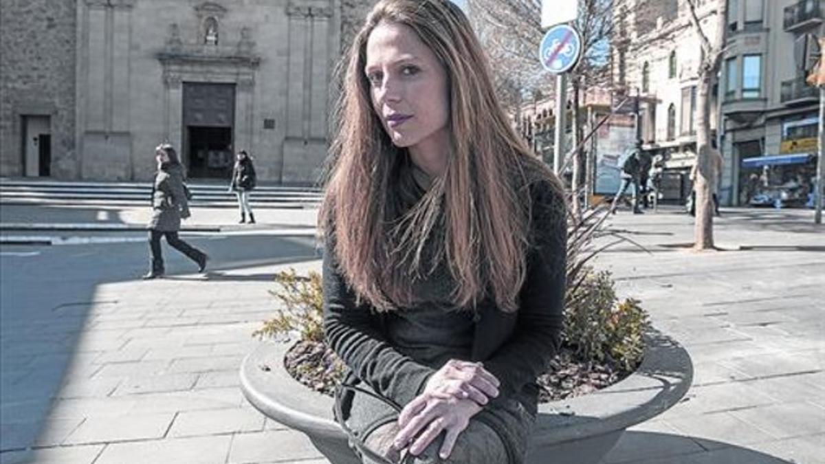 La actriz Bea Segura, en la plaza del Consell de la Vila, en el centro neurálgico del viejo Sarrià donde vive y creció.