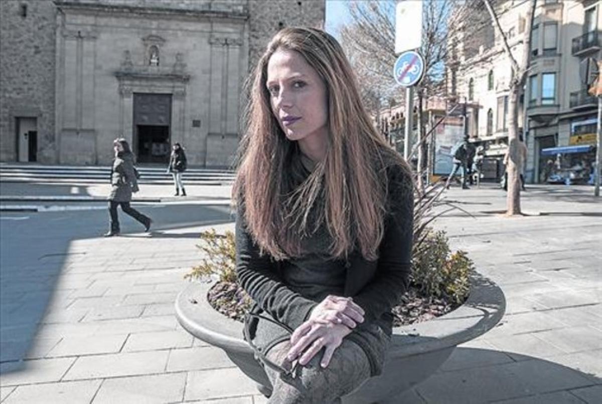 La actriz Bea Segura, en la plaza del Consell de la Vila, en el centro neurálgico del viejo Sarrià donde vive y creció.