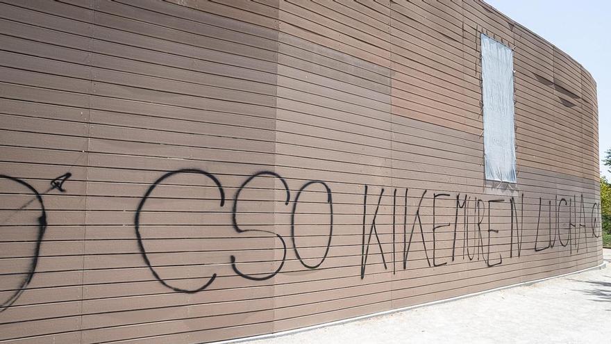 El Ayuntamiento de Zaragoza condena las pintadas en el Balcón de San Lázaro contra la desokupación de la antigua cárcel de Torrero