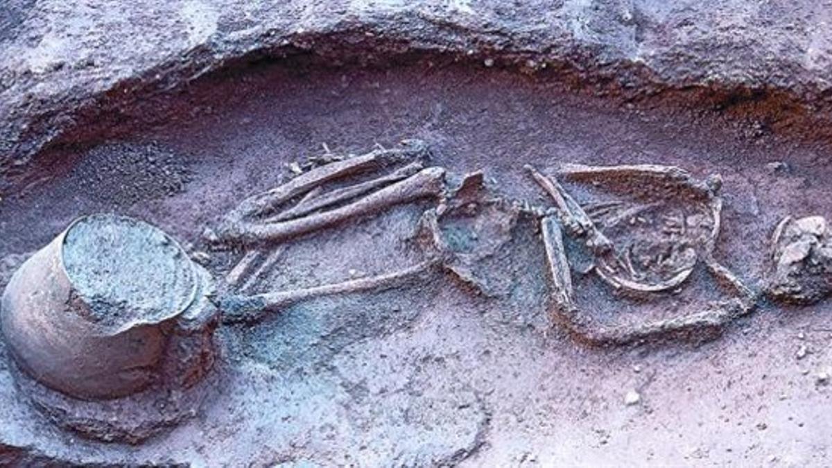 Los restos de una mujer adulta de hace 6.000 años, en posición fetal junto a una urna,el miércoles, en la Gardunya.